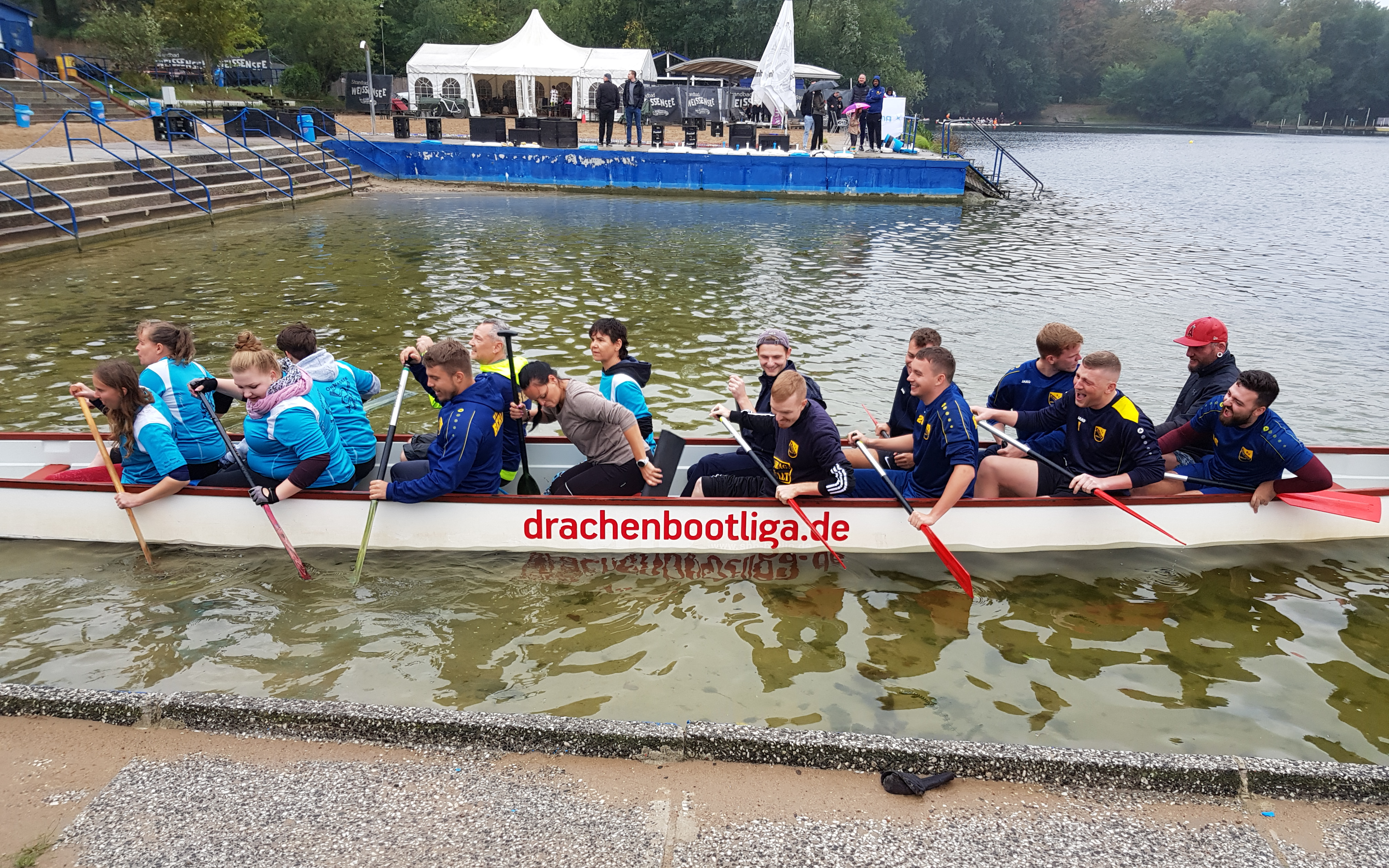 Blau-Gelb-Team beim 15. Drachenbootcup im Weißen See am Start